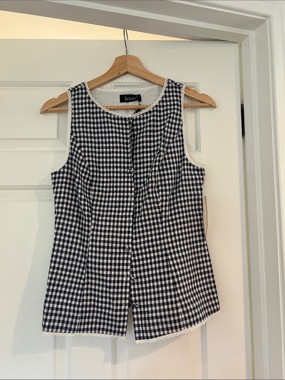 NWT Kourt Navy & White Gingham Lace-Trim Sleeveless Top